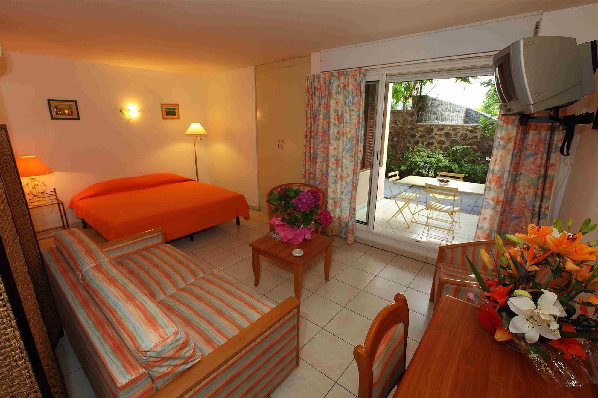 Le Kerveguen Hotel Saint-Gilles Les Bains Exterior photo